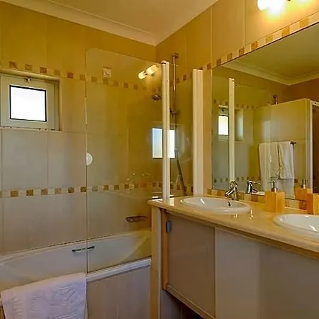 Carvoeiro Sleeps 6 Pool Air Con Wifi Villa